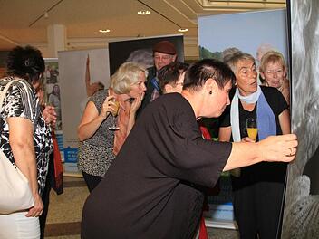 Ganz genau nahmen diese Besucherinnen die ausgestellten Fotos unter die Lupe. Das Thema "Älter werden" betrifft jeden. Fotos: Gerda Völk
