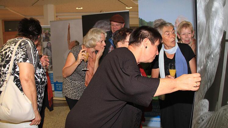 Ganz genau nahmen diese Besucherinnen die ausgestellten Fotos unter die Lupe. Das Thema "Älter werden" betrifft jeden. Fotos: Gerda Völk
