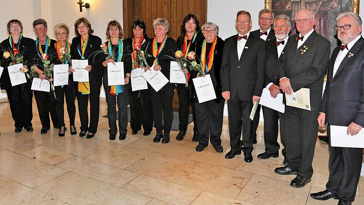 Zahlreiche langjährige Mitglieder des Frauenchores und des Männerchores wurden bei der Soirée in der Rathausdiele vom Kreisvorsitzenden des Sängerkreises Schweinfurt, Paul Kolb (links) und vom Liedertafel-Vorsitzenden Stefan Fischer (rechts) geehrt.