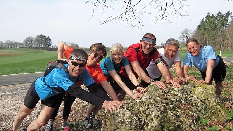 Krenl&auml;ufer und Querl&auml;ufer zeigen auch beim Dehnen Teamgeist.