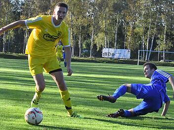 Seine Vielseitigkeit stellte Cedric Werner (links), hier bei einer Finte gegen Lukas Schmittzeh unter Beweis. Denn gegen Münnerstadt spielte der gelernte Stürmer in der Innenverteidigung.Hopf
