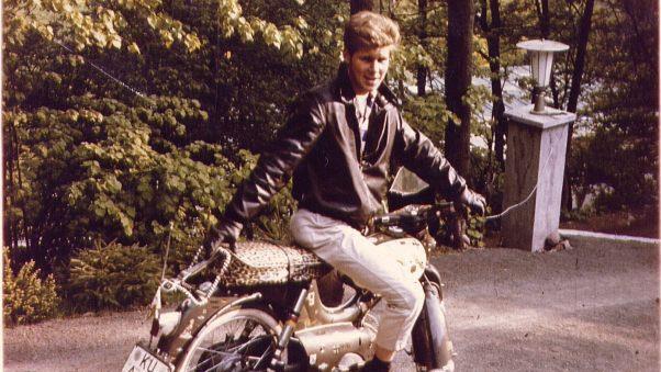 Dieter Zapf als Jugendlicher mit seiner Kreidler. Das Moped war mit einem Sitzbankbezug im Tiger-Look ausgestattet - cool!privat