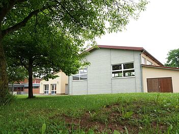Auf dieser Wiese neben der Sporthalle des TV/DJK sollte die neue Trainingshalle entstehen.: Archiv/Arkadius Guzy