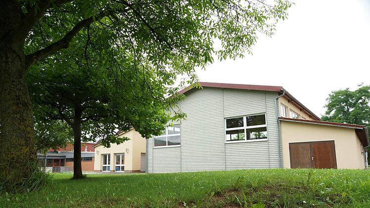 Auf dieser Wiese neben der Sporthalle des TV/DJK sollte die neue Trainingshalle entstehen.: Archiv/Arkadius Guzy