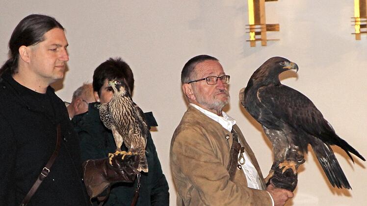 Auch Falken und Adler von der Greifvogel-Pflegestation in Stettfeld mit ihrem Leiter Günther Gabold (rechts) waren im Kirchenraum zu sehen.