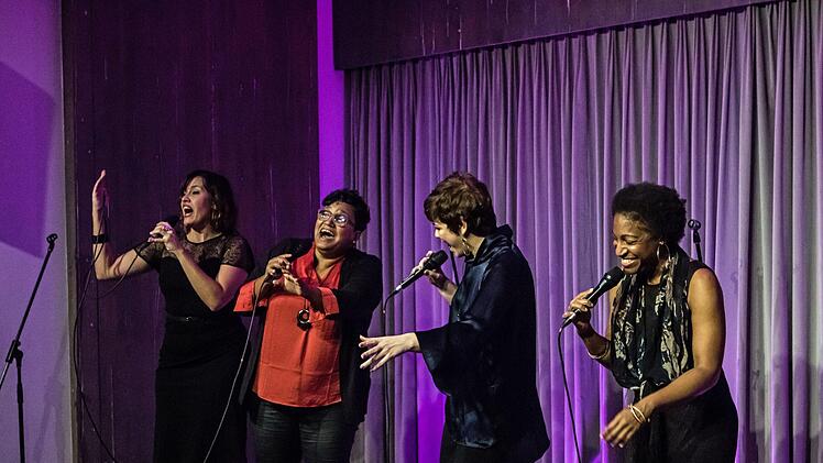 Toller Auftritt: Das Vokalquartett Gema 4 beeindruckte bei seinem ausverkauften Coburg-Gastspiel auf der Bühne von Leise am Markt (von links): Clara Luna, Odette Telera, Michele Alderete und Laura Flores.Foto: Jochen Berger