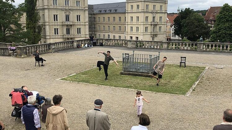 Während die Baletttänzer Chih-Lin Chan, Takashi Yamamoto und Yuriya Nakahata von der kleinen Kaija Unterstützung bekamen (Foto links), begleiteten Schauspiel-Direktor Matthias Straub (stehend) und Roland Fister am Keyboard die Sänger Lean Fargel (links) und Veronika Hörmann bei ihren Globe-Songs.