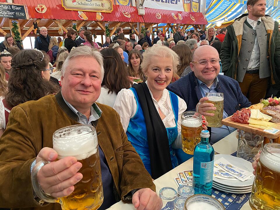 O'zapft is! Das Frühlingsfest am Dutzendteich beginnt
