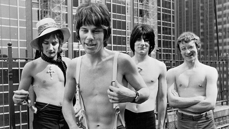 Hier stand Rod Stewart noch nicht ganz in der ersten Reihe. Die virtuose Blues-Hardrockband Jeff Beck Group bestand aus (von links) Rod Stewart, Jeff Beck, Ron Wood und Mickey Waller. Hier posieren sie in den späten 60er-Jahren für ein Foto.