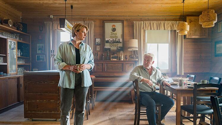 Ina Sedlitz (J&ouml;rdis Triebel) und Walter Sedlitz (J&ouml;rg Sch&uuml;ttauf) sind unterschiedlicher Meinung, was die Zukunft des Sees betrifft.