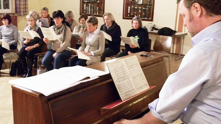 Jens Birnbach greift ins Klavier, die Sänger sind konzentriert. Foto: privat