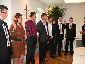 Markus Vogel, Angela Nußer, Jochen Bauer, Jürgen Volland, Gerd Dallner, Bernd Wittmann und Thomas Hahn (von links) sind die neuen Pommersfeldener Gemeinderäte. Bürgermeister Hans Beck (rechts) nahm ihnen den Eid ab. Foto: Evi Seeger