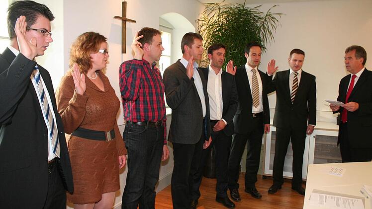 Markus Vogel, Angela Nußer, Jochen Bauer, Jürgen Volland, Gerd Dallner, Bernd Wittmann und Thomas Hahn (von links) sind die neuen Pommersfeldener Gemeinderäte. Bürgermeister Hans Beck (rechts) nahm ihnen den Eid ab. Foto: Evi Seeger