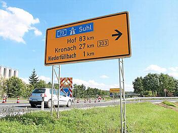 Freie Fahrt Richtung Osten: Nach wochenlangen Bauarbeiten ist am Donnerstagnachmittag die Abfahrt zur B 303 bei Niederfüllbach wieder für den Verkehr freigegeben worden. Damit entspannt sich auch die Verkehrssituation rund um die Munitionsbergung in der Itz auf Höhe des Untersiemauer Gemeindeteiles Stöppach. Foto: Thomas Heuchling