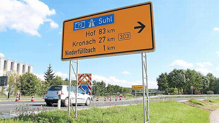 Freie Fahrt Richtung Osten: Nach wochenlangen Bauarbeiten ist am Donnerstagnachmittag die Abfahrt zur B 303 bei Niederfüllbach wieder für den Verkehr freigegeben worden. Damit entspannt sich auch die Verkehrssituation rund um die Munitionsbergung in der Itz auf Höhe des Untersiemauer Gemeindeteiles Stöppach. Foto: Thomas Heuchling