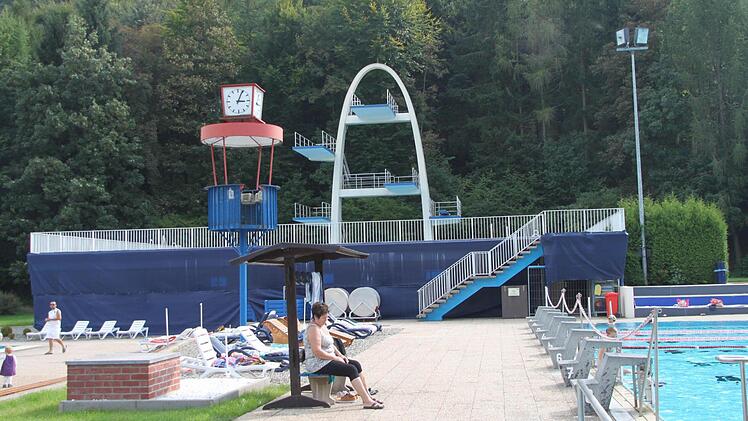 Blauer Stoff verhüllt die Säulen.Foto: Jürgen Gärtner