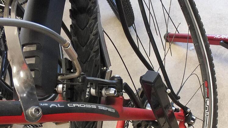 Der Reifen von Hans Kaufmanns Rad war nach dem Unfall entzwei und völlig verbogen. Foto: Hans Kaufmann