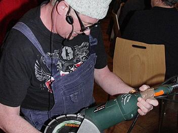 Das darf nicht fehlen: Im Blaumann rockt Lothar "Lodda" Groß beim Untersteinacher Kleinkunst-Brettla mit einer Flex den Saal.  Foto: Sonja Adam