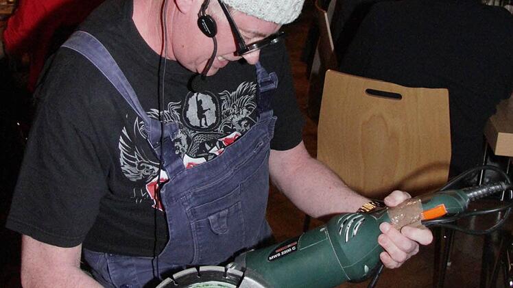 Das darf nicht fehlen: Im Blaumann rockt Lothar "Lodda" Groß beim Untersteinacher Kleinkunst-Brettla mit einer Flex den Saal.  Foto: Sonja Adam