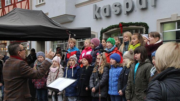 Wolfgang Börner dirigiert den Chor der Grundschule Mönchröden. Foto: Simone Bastian
