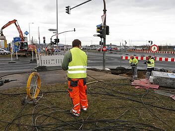 Am Montag wurde begonnen, die alten Kabel freizulegen. Foto: Matthias Hoch