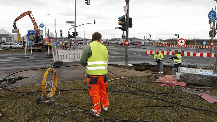 Am Montag wurde begonnen, die alten Kabel freizulegen. Foto: Matthias Hoch