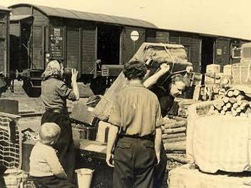 Die Ankunft Heimatvertriebener am Bahnhof  Historische Aufnahme: M. Welker