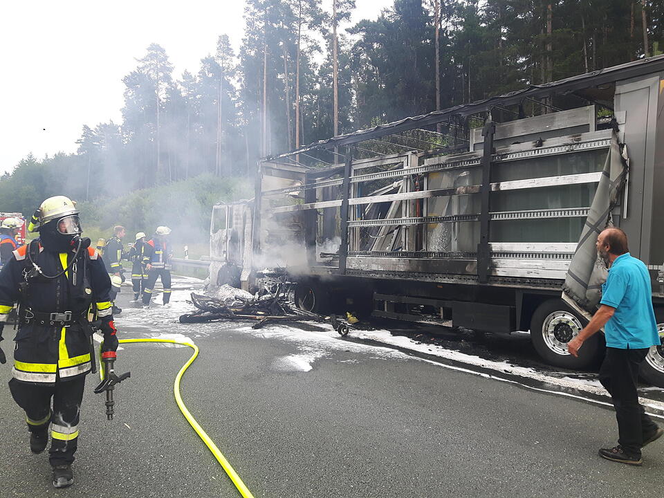 A9 bei Pegnitz: Sattelzug geht in Flammen auf