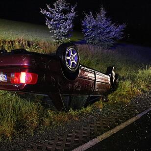 Unfall im Landkreis Hof - Auto landet auf dem Dach