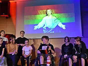 Theaterabend an der Realschule: In der Selbsthilfegruppe lernt die krebskranke Hazel Gus kennen, die beiden verlieben sich. Foto: Gabi Arnold