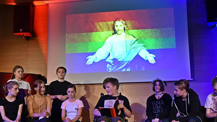 Theaterabend an der Realschule: In der Selbsthilfegruppe lernt die krebskranke Hazel Gus kennen, die beiden verlieben sich. Foto: Gabi Arnold