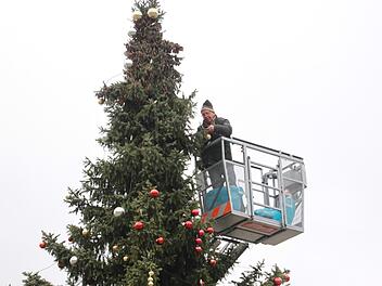 Erst die Drehleiter der Feuerwehr bringt Ali Arabi bis hinauf zur Spitze des Höchstadter Weihnachtsbaumes.  Foto: Jann Weckel