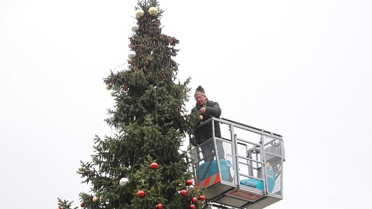 Erst die Drehleiter der Feuerwehr bringt Ali Arabi bis hinauf zur Spitze des Höchstadter Weihnachtsbaumes.  Foto: Jann Weckel