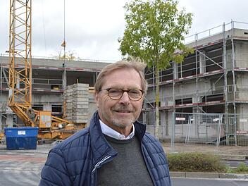 Die Geratherm Respiratory GmbH zieht schon im Februar 2020 um. Gesch&auml;ftsf&uuml;hrer Kunibert Sch&auml;fer steht vor dem Neubau des Unternehmens in der Kasernenstra&szlig;e, der inzwischen w&auml;chst und gedeiht.