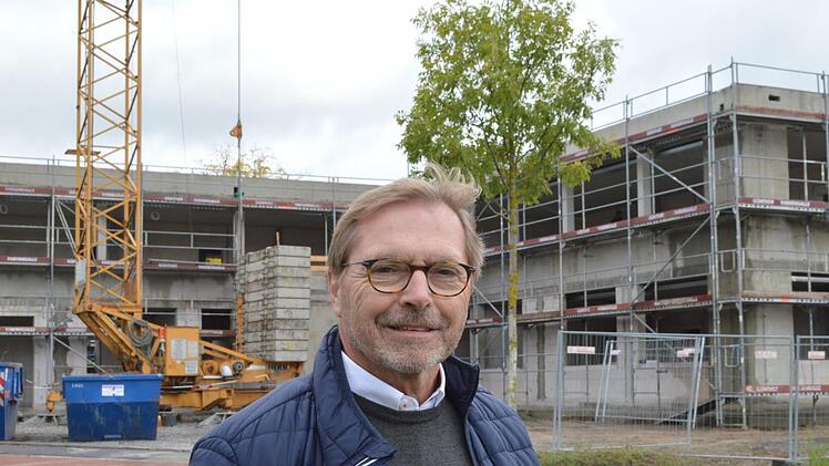 Die Geratherm Respiratory GmbH zieht schon im Februar 2020 um. Gesch&auml;ftsf&uuml;hrer Kunibert Sch&auml;fer steht vor dem Neubau des Unternehmens in der Kasernenstra&szlig;e, der inzwischen w&auml;chst und gedeiht.