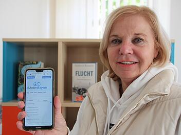 Wer sich für die neue digitale Ausleihmöglichkeit interessiert, den berät Büchereileiterin Barbara Gassauer gerne. Über Internet oder App kommt man auf die Onleihe. Foto: Heike Beudert