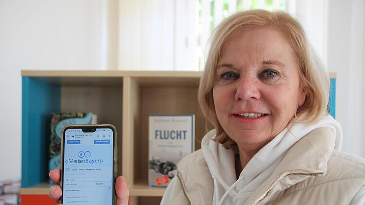Wer sich für die neue digitale Ausleihmöglichkeit interessiert, den berät Büchereileiterin Barbara Gassauer gerne. Über Internet oder App kommt man auf die Onleihe. Foto: Heike Beudert
