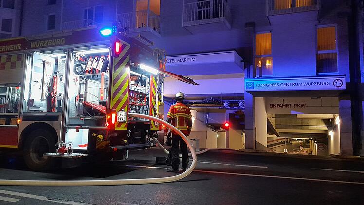 Brennender Wagen in Würzburger Tiefgarage – Feuerwehr verhindert Schlimmeres