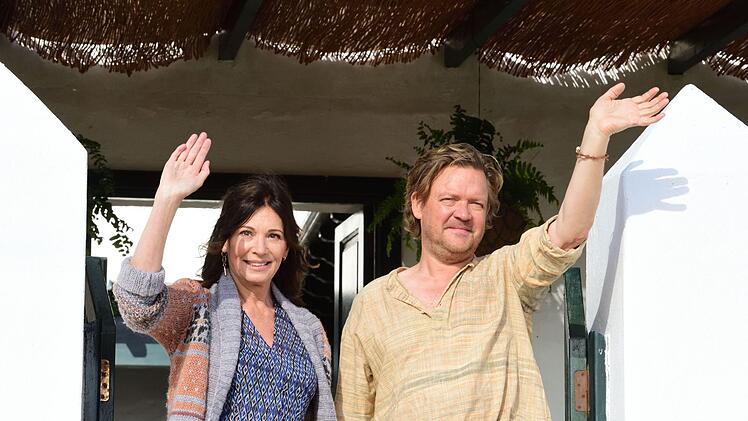 Dorothea (Iris Berben) und René (Justus von Dohnányi) haben geheiratet und wünschen sich nun ein Kind. Das kommt bei Dorotheas erwachsenen Kindern nicht gut an.