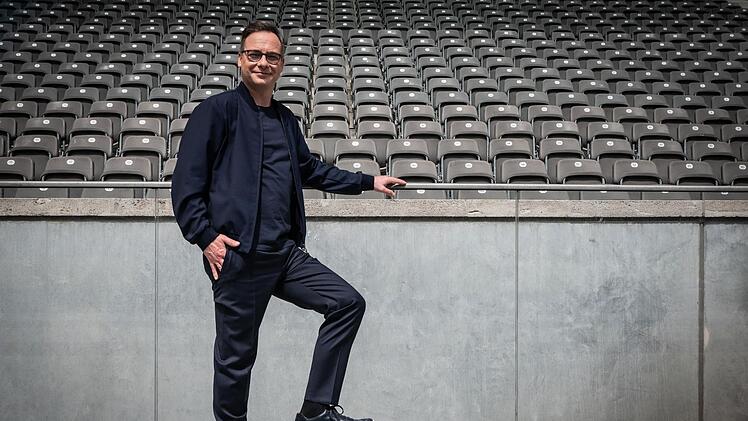 Matthias Opdenh&ouml;vel moderiert den Bundesliga-Auftakt bei SAT.1.