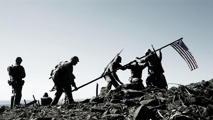 Der Moment, der ihr Leben ver&auml;ndert: Die US-Soldaten hissen die Flagge auf Iwo Jima.