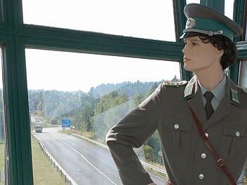 Die Wächterin ist nicht ganz echt. Sie soll nur daran erinnern, wie die "Hüter des antifaschistischen Schutzwalls" einmal ausgesehen haben. Fotos: Rainer Lutz