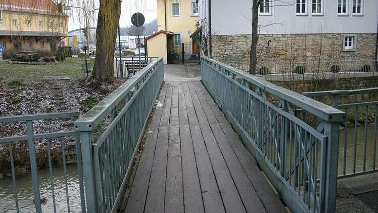 Die Holzplanken an der Fußgängerbrücke über dem Breitbach am Schwarzen Turm werden ausgewechselt. Foto: Thomas Meyer