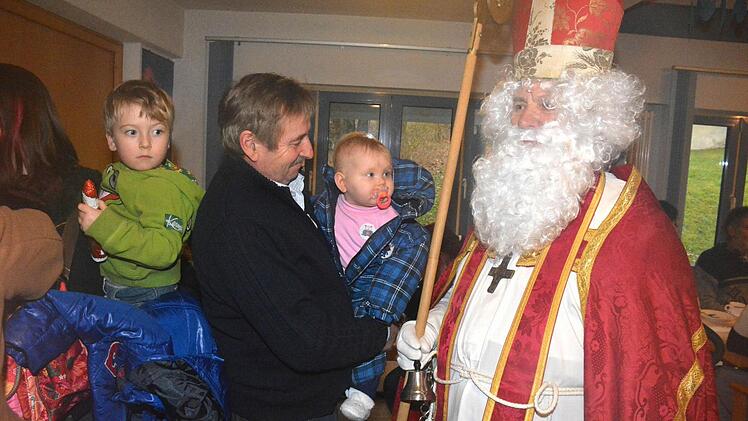 Nikolaus Walter Brünnler hatte viel zu tun, denn die Kinder wollten beschenkt werden.