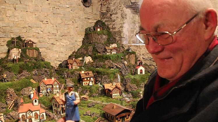 Schmuckstück: Walter Frank betrachtet eine Tonfigur aus der Krippe, die sein Großvater vor mehr als 100 Jahren anfertigte.