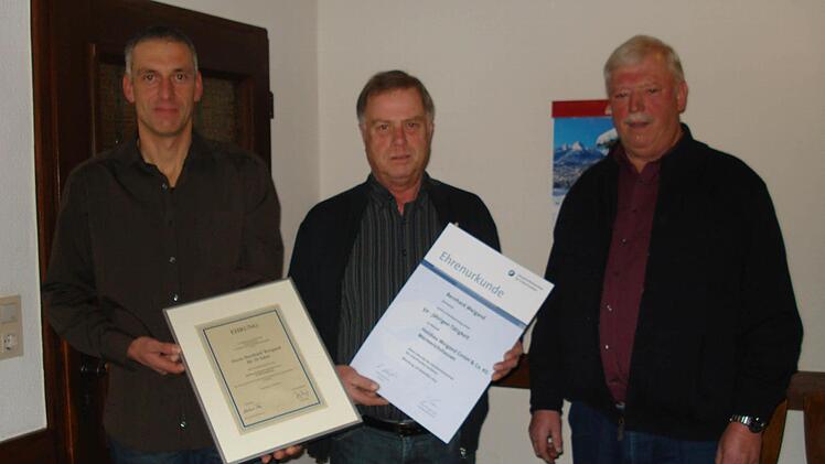Michael und Fridolin Weigand überreichten an ihren langjährigen Mitarbeiter Bernhard Weigand die Ehrenurkunden. Foto: Holzbau Weigand