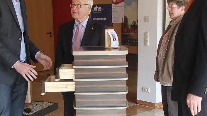 Tobias Kaiser (links) aus Ahorntal bei Bayreuth erhielt für sein Meisterstück aus Makassar, einem indonesischen Holz, die Bestnote und viel Lob von Landrat Rudolf Handwerker. 150 Stunden lang hat er daran gearbeitet.Fotos: Ralf Kestel