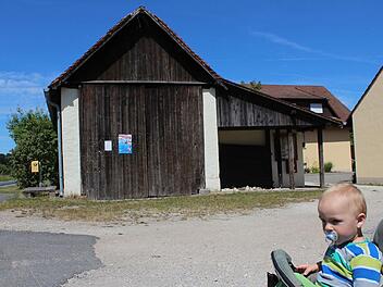 Der kleine Jakob ist gespannt, wie lange es dauert, bis die städtische Scheune in Bösenbechhofen zum Begegnungszentrum wird. Foto: Andreas Dorsch