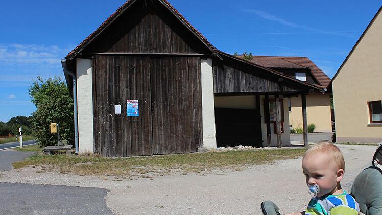 Der kleine Jakob ist gespannt, wie lange es dauert, bis die städtische Scheune in Bösenbechhofen zum Begegnungszentrum wird. Foto: Andreas Dorsch