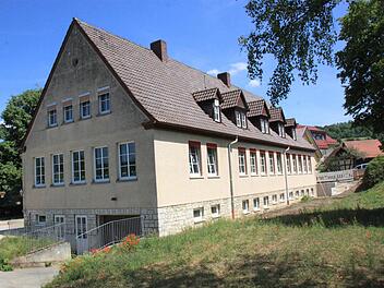 Im Uetzinger Schulhaus wird ab September eine Hortgruppe für maximal 20 Kinder eingerichtet. Die Umbauarbeiten sind in vollem Gange, der Keller ist bereits trockengelegt, eine zweite Fluchttür wird eingebaut. Fotos: Matthias Einwag